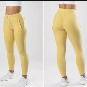 ALPHALETE Women's Essential Core Jogger | Color: Sea Salt/Yellow | NEW/NWT!!⭐️💛